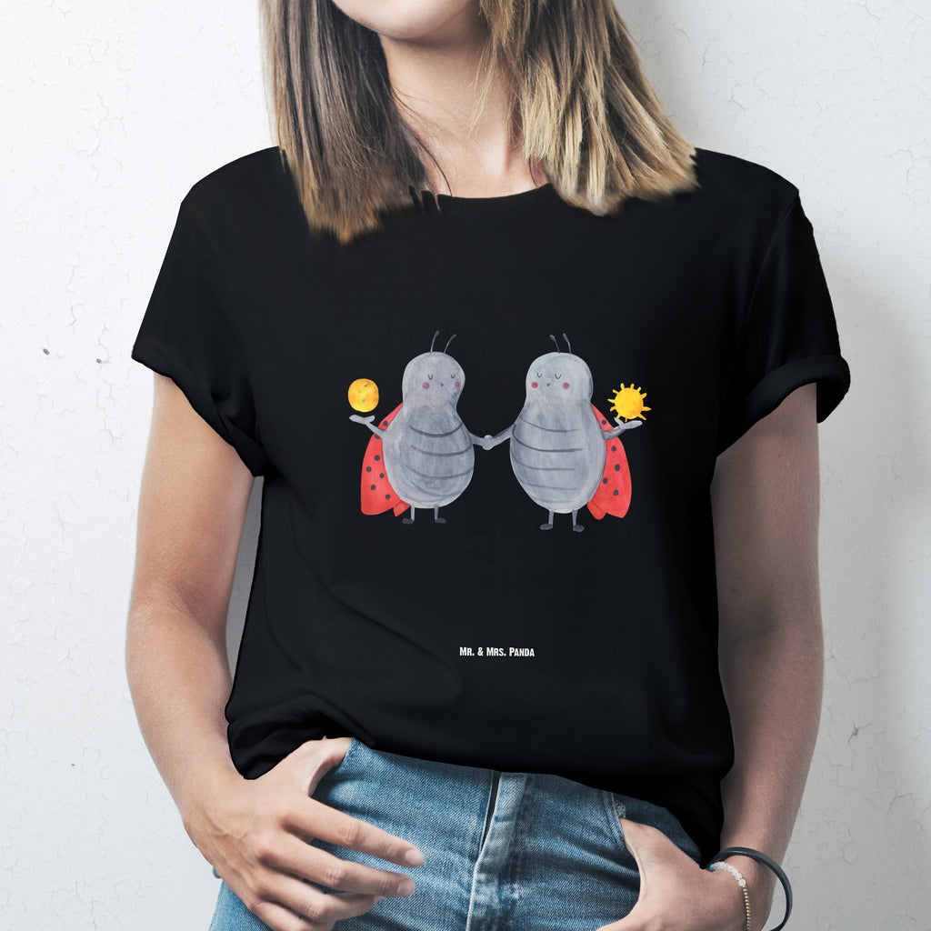 T-Shirt Standard Sternzeichen Zwilling T-Shirt, Shirt, Tshirt, Lustiges T-Shirt, T-Shirt mit Spruch, Party, Junggesellenabschied, Jubiläum, Geburstag, Herrn, Damen, Männer, Frauen, Schlafshirt, Nachthemd, Sprüche, Tierkreiszeichen, Sternzeichen, Horoskop, Astrologie, Aszendent, Zwillinge, Zwilling Geschenk, Zwilling Sternzeichen, Geburtstag Mai, Geschenk Mai, Geschenk Juni, Marienkäfer, Glückskäfer, Zwillingsbruder, Zwillingsschwester