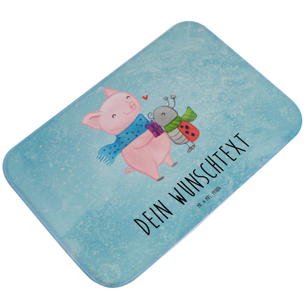 Personalisierter Badvorleger Glühschwein Smörle Personalisierte Badematte, Personalisierter Badteppich, Personalisierter Duschvorleger, Personalisierter Badezimmerteppich, Personalisierter Badezimmermatte, Personalisierter Badvorleger, Personalisierter Duschmatte, Personalisierter Duschteppich, Badematte mit Namen, Badteppich mit Namen, Duschvorleger mit Namen, Badezimmerteppich mit Namen, Badezimmermatte mit Namen, Badvorleger mit Namen, Duschmatte mit Namen, Duschteppich mit Namen, Wunschtext, Badvorleger selbst bedrucken, Wunschname, Personalisieren, Winter, Weihnachten, Weihnachtsdeko, Nikolaus, Advent, Heiligabend, Wintermotiv, Handgezeichnetes Glühschwein, Kreatives Glühschwein Design, Winterlicher Glühwein Spruch, Glühwein Liebhaber Geschenk, Herzliches Marienkäfer Motiv, Marienkäfer in Winterkleidung, Glühwein ist köstlich Spruch, Smörle der stolze Marienkäfer, Süßer Marienkäfer gibt Geschenk, Romantische Geschenkidee Glühwein