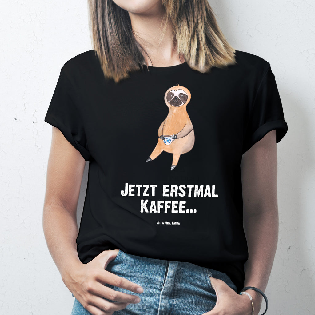 T-Shirt Standard Faultier Kaffee T-Shirt, Shirt, Tshirt, Lustiges T-Shirt, T-Shirt mit Spruch, Party, Junggesellenabschied, Jubiläum, Geburstag, Herrn, Damen, Männer, Frauen, Schlafshirt, Nachthemd, Sprüche, Faultier, Faultier Geschenk, Faultier Deko, Faultiere, faul, Lieblingstier, Kaffee, erster Kaffee, Morgenmuffel, Frühaufsteher, Kaffeetasse, Genießer, Coffee, Kaffeegetränk