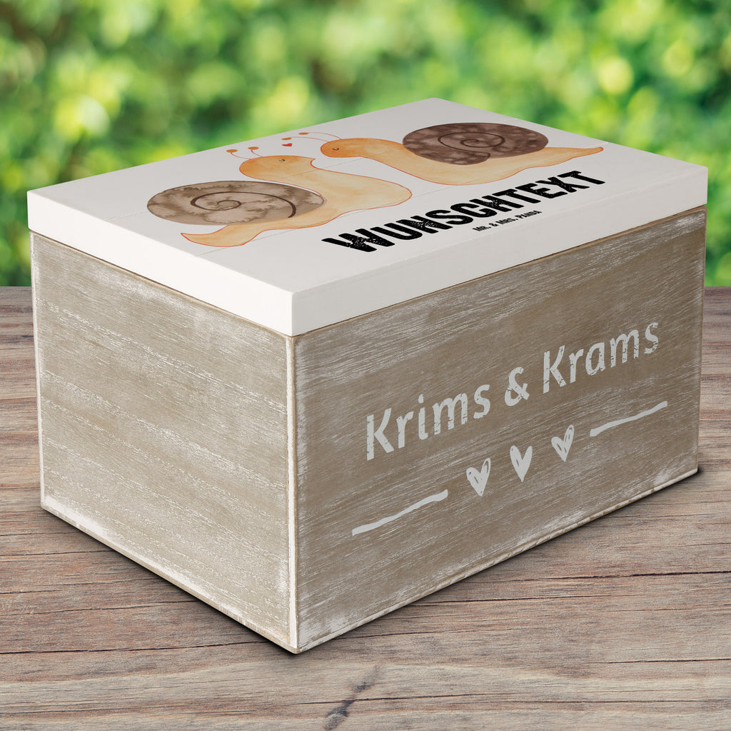 Personalisierte Holzkiste Schnecken Liebe Holzkiste mit Namen, Kiste mit Namen, Schatzkiste mit Namen, Truhe mit Namen, Schatulle mit Namen, Erinnerungsbox mit Namen, Erinnerungskiste, mit Namen, Dekokiste mit Namen, Aufbewahrungsbox mit Namen, Holzkiste Personalisiert, Kiste Personalisiert, Schatzkiste Personalisiert, Truhe Personalisiert, Schatulle Personalisiert, Erinnerungsbox Personalisiert, Erinnerungskiste Personalisiert, Dekokiste Personalisiert, Aufbewahrungsbox Personalisiert, Geschenkbox personalisiert, GEschenkdose personalisiert, Liebe, Partner, Freund, Freundin, Ehemann, Ehefrau, Heiraten, Verlobung, Heiratsantrag, Liebesgeschenk, Jahrestag, Hocheitstag