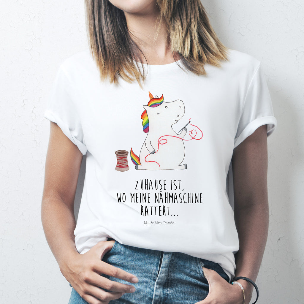 T-Shirt Standard Einhorn Näherin T-Shirt, Shirt, Tshirt, Lustiges T-Shirt, T-Shirt mit Spruch, Party, Junggesellenabschied, Jubiläum, Geburstag, Herrn, Damen, Männer, Frauen, Schlafshirt, Nachthemd, Sprüche, Einhorn, Einhörner, Einhorn Deko, Pegasus, Unicorn, Näherin, nähen, Mädchen, Freundin, Häkeln, Stricken, basteln, Nähzimmer