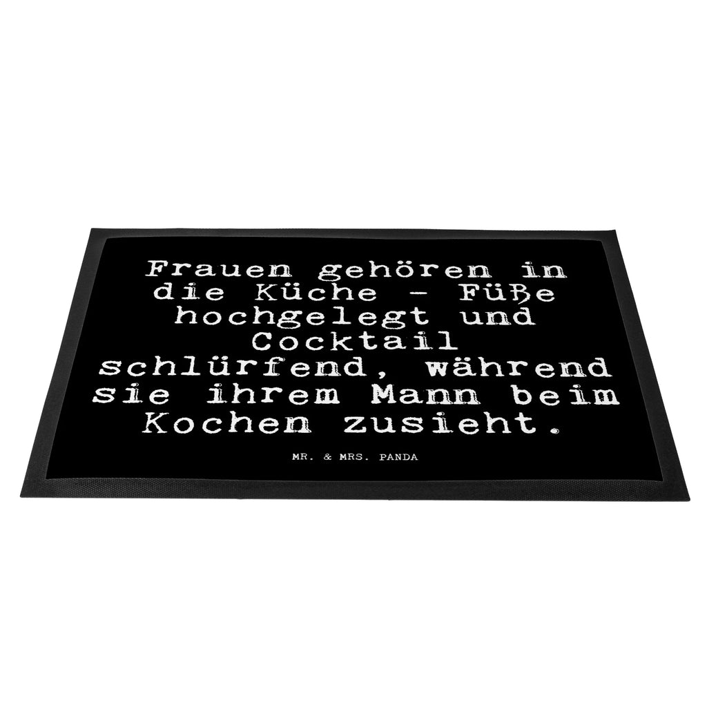 Fußmatte Fun Talk Frauen gehören in die Küche - Füße hochgelegt und Cocktail schlürfend, während sie ihrem Mann beim Kochen zusieht. Türvorleger, Schmutzmatte, Fußabtreter, Matte, Schmutzfänger, Fußabstreifer, Schmutzfangmatte, Türmatte, Motivfußmatte, Haustürmatte, Vorleger, Fussmatten, Fußmatten, Gummimatte, Fußmatte außen, Fußmatte innen, Fussmatten online, Gummi Matte, Sauberlaufmatte, Fußmatte waschbar, Fußmatte outdoor, Schmutzfangmatte waschbar, Eingangsteppich, Fußabstreifer außen, Fußabtreter außen, Schmutzfangteppich, Fußmatte außen wetterfest, Spruch, Sprüche, lustige Sprüche, Weisheiten, Zitate, Spruch Geschenke, Glizer Spruch Sprüche Weisheiten Zitate Lustig Weisheit Worte