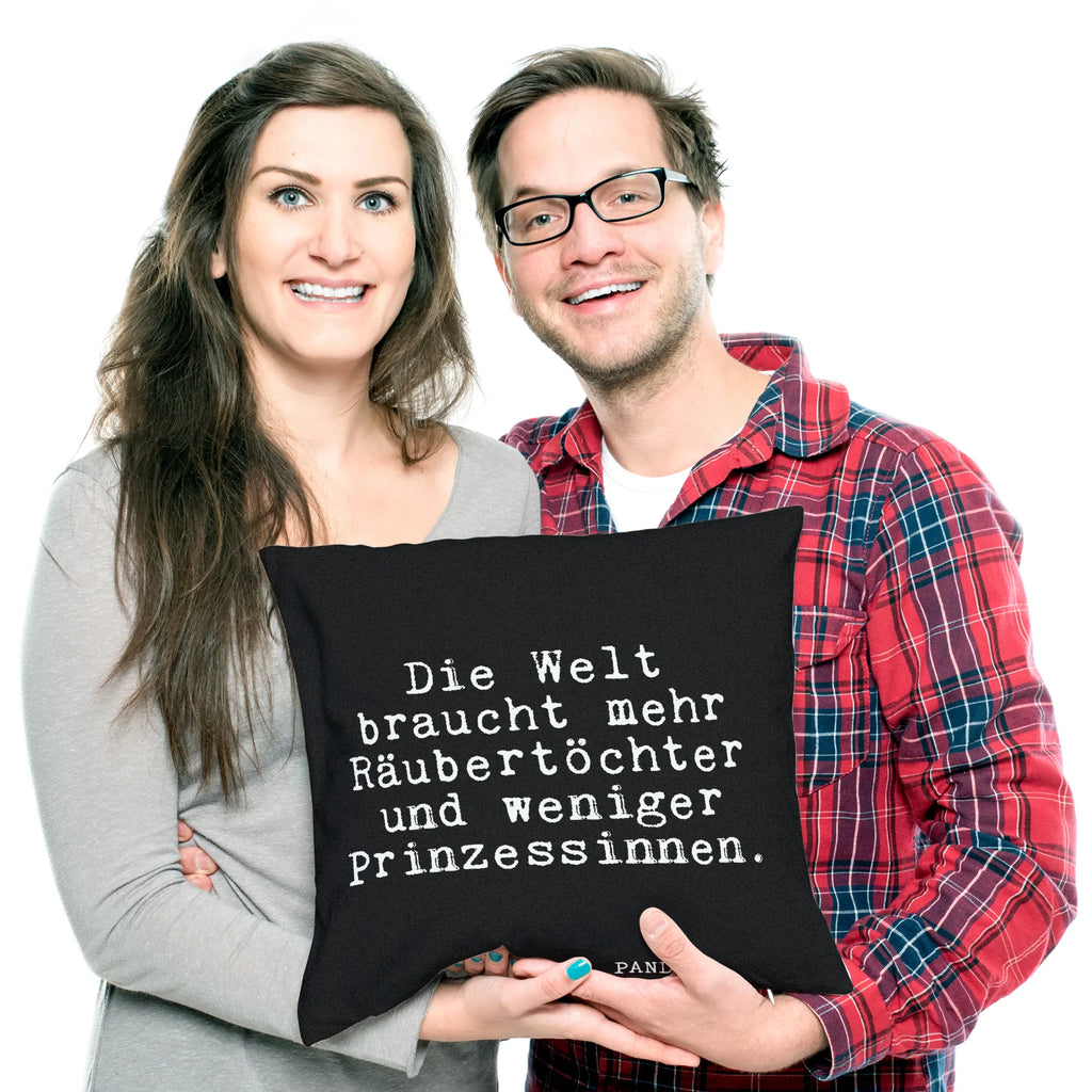 40x40 Kissen Fun Talk Die Welt braucht mehr Räubertöchter und weniger Prinzessinnen. Kissenhülle, Kopfkissen, Sofakissen, Dekokissen, Motivkissen, sofakissen, sitzkissen, Kissen, Kissenbezüge, Kissenbezug 40x40, Kissen 40x40, Kissenhülle 40x40, Zierkissen, Couchkissen, Dekokissen Sofa, Sofakissen 40x40, Dekokissen 40x40, Kopfkissen 40x40, Kissen 40x40 Waschbar, Spruch, Sprüche, lustige Sprüche, Weisheiten, Zitate, Spruch Geschenke, Glizer Spruch Sprüche Weisheiten Zitate Lustig Weisheit Worte