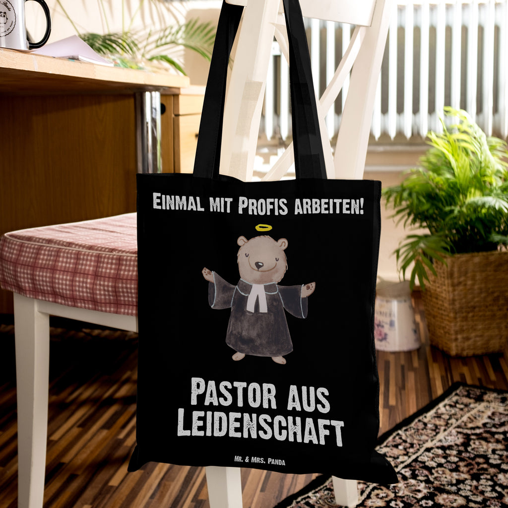 Tragetasche Pastor aus Leidenschaft Beuteltasche, Beutel, Einkaufstasche, Jutebeutel, Stoffbeutel, Tasche, Shopper, Umhängetasche, Strandtasche, Schultertasche, Stofftasche, Tragetasche, Badetasche, Jutetasche, Einkaufstüte, Laptoptasche, Beruf, Ausbildung, Jubiläum, Abschied, Rente, Kollege, Kollegin, Geschenk, Schenken, Arbeitskollege, Mitarbeiter, Firma, Danke, Dankeschön, Pastor, Diener Gottes<br />Geistlicher, Pfarrer, Prediger<br />Priester, Theologe, Kirche