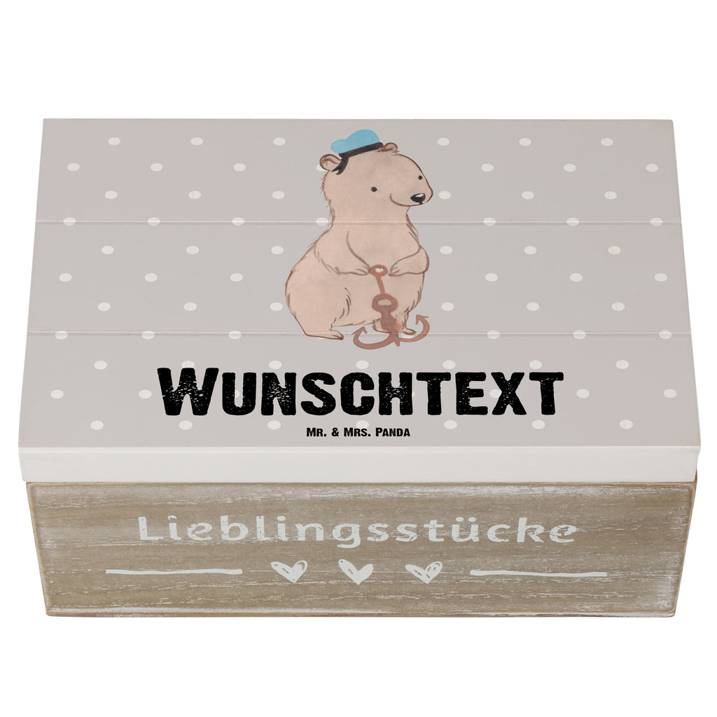 Personalisierte Holzkiste Matrose mit Herz Holzkiste mit Namen, Kiste mit Namen, Schatzkiste mit Namen, Truhe mit Namen, Schatulle mit Namen, Erinnerungsbox mit Namen, Erinnerungskiste, mit Namen, Dekokiste mit Namen, Aufbewahrungsbox mit Namen, Holzkiste Personalisiert, Kiste Personalisiert, Schatzkiste Personalisiert, Truhe Personalisiert, Schatulle Personalisiert, Erinnerungsbox Personalisiert, Erinnerungskiste Personalisiert, Dekokiste Personalisiert, Aufbewahrungsbox Personalisiert, Geschenkbox personalisiert, GEschenkdose personalisiert, Beruf, Ausbildung, Jubiläum, Abschied, Rente, Kollege, Kollegin, Geschenk, Schenken, Arbeitskollege, Mitarbeiter, Firma, Danke, Dankeschön, Matrose, Seemann, Seeleute, Schiff, Schiffsmechaniker