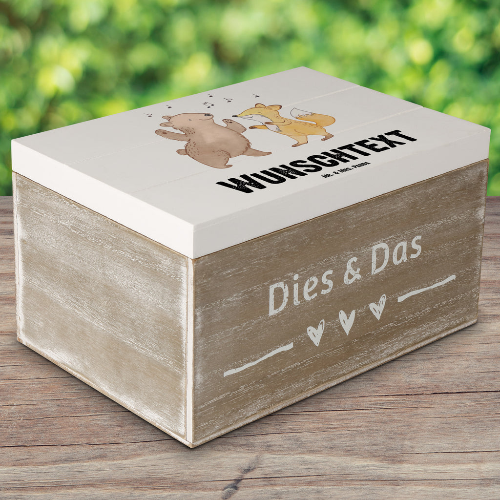 Personalisierte Holzkiste Bär & Fuchs Disco Holzkiste mit Namen, Kiste mit Namen, Schatzkiste mit Namen, Truhe mit Namen, Schatulle mit Namen, Erinnerungsbox mit Namen, Erinnerungskiste, mit Namen, Dekokiste mit Namen, Aufbewahrungsbox mit Namen, Holzkiste Personalisiert, Kiste Personalisiert, Schatzkiste Personalisiert, Truhe Personalisiert, Schatulle Personalisiert, Erinnerungsbox Personalisiert, Erinnerungskiste Personalisiert, Dekokiste Personalisiert, Aufbewahrungsbox Personalisiert, Geschenkbox personalisiert, GEschenkdose personalisiert, Geschenk, Sport, Sportart, Hobby, Schenken, Danke, Dankeschön, Auszeichnung, Gewinn, Sportler, Disco, Clubs, Tanzen, Feiern, Clubbing, Tanzstimmung, Nachtclub