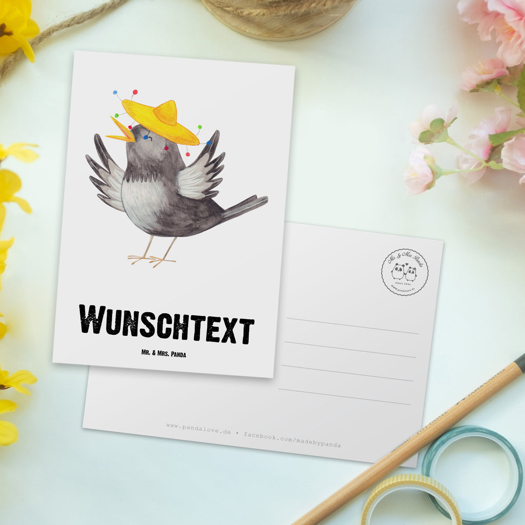 Personalisierte Postkarte Rabe mit Sombrero Postkarte mit Namen, Postkarte bedrucken, Postkarte mit Wunschtext, Postkarte personalisierbar, Geschenkkarte mit Namen, Grußkarte mit Namen, Karte mit Namen, Einladung mit Namen, Ansichtskarte mit Namen, Geschenkkarte mit Wunschtext, Grußkarte mit Wunschtext, Karte mit Wunschtext, Einladung mit Wunschtext, Ansichtskarte mit Wunschtext, Tiermotive, Gute Laune, lustige Sprüche, Tiere, Rabe, Vogel, Vögel, Spruch positiv, fröhlich sein, glücklich sein, Glück Spruch, froh, Elster, Motivation