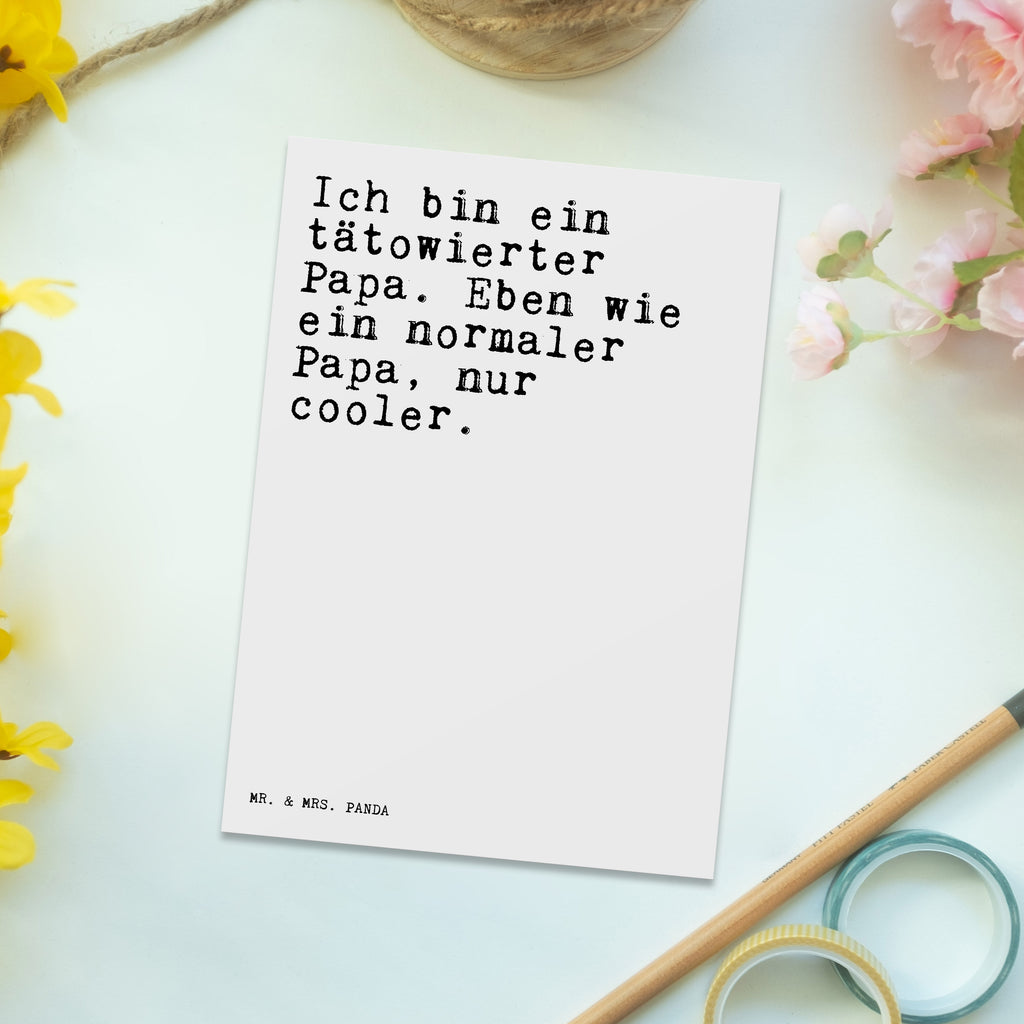 Postkarte Sprüche und Zitate Ich bin ein tätowierter Papa. Eben wie ein normaler Papa, nur cooler. Postkarte, Karte, Geschenkkarte, Grußkarte, Einladung, Ansichtskarte, Geburtstagskarte, Einladungskarte, Dankeskarte, Ansichtskarten, Einladung Geburtstag, Einladungskarten Geburtstag, Spruch, Sprüche, lustige Sprüche, Weisheiten, Zitate, Spruch Geschenke, Spruch Sprüche Weisheiten Zitate Lustig Weisheit Worte