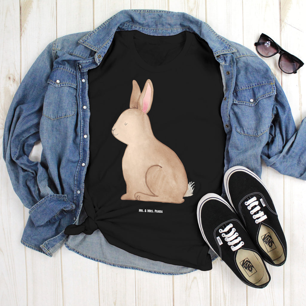 T-Shirt Standard Hase sitzend T-Shirt, Shirt, Tshirt, Lustiges T-Shirt, T-Shirt mit Spruch, Party, Junggesellenabschied, Jubiläum, Geburstag, Herrn, Damen, Männer, Frauen, Schlafshirt, Nachthemd, Sprüche, Ostern, Osterhase, Ostergeschenke, Osternest, Osterdeko, Geschenke zu Ostern, Ostern Geschenk, Ostergeschenke Kinder, Ostern Kinder, Frohe Ostern, Ostergrüße, Osterblume, Liebe, Grüße, Hase, Kaninchen