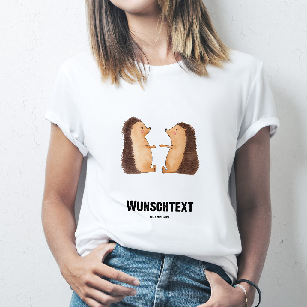 Personalisiertes T-Shirt Igel Liebe T-Shirt Personalisiert, T-Shirt mit Namen, T-Shirt mit Aufruck, Männer, Frauen, Wunschtext, Bedrucken, Liebe, Partner, Freund, Freundin, Ehemann, Ehefrau, Heiraten, Verlobung, Heiratsantrag, Liebesgeschenk, Jahrestag, Hocheitstag, Verliebt, Verlobt, Verheiratet, Geschenk, Liebesbeweis, Hochzeitstag, Hochzeit, Igel