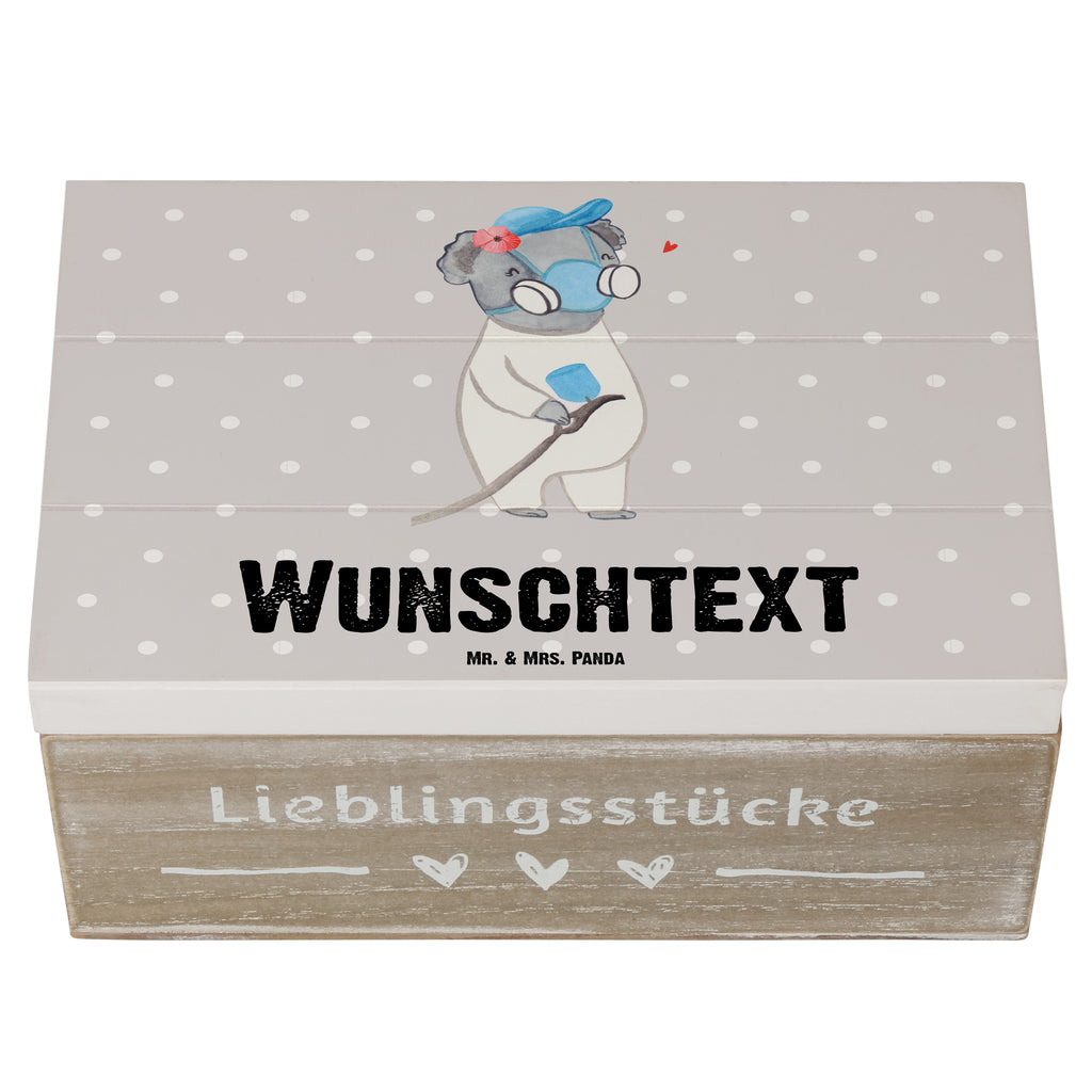 Personalisierte Holzkiste Lackiererin mit Herz Holzkiste mit Namen, Kiste mit Namen, Schatzkiste mit Namen, Truhe mit Namen, Schatulle mit Namen, Erinnerungsbox mit Namen, Erinnerungskiste, mit Namen, Dekokiste mit Namen, Aufbewahrungsbox mit Namen, Holzkiste Personalisiert, Kiste Personalisiert, Schatzkiste Personalisiert, Truhe Personalisiert, Schatulle Personalisiert, Erinnerungsbox Personalisiert, Erinnerungskiste Personalisiert, Dekokiste Personalisiert, Aufbewahrungsbox Personalisiert, Geschenkbox personalisiert, GEschenkdose personalisiert, Beruf, Ausbildung, Jubiläum, Abschied, Rente, Kollege, Kollegin, Geschenk, Schenken, Arbeitskollege, Mitarbeiter, Firma, Danke, Dankeschön, Lackiererin, Lackierermeisterin, Werkstatt Lackiererin, Gesellenprüfung