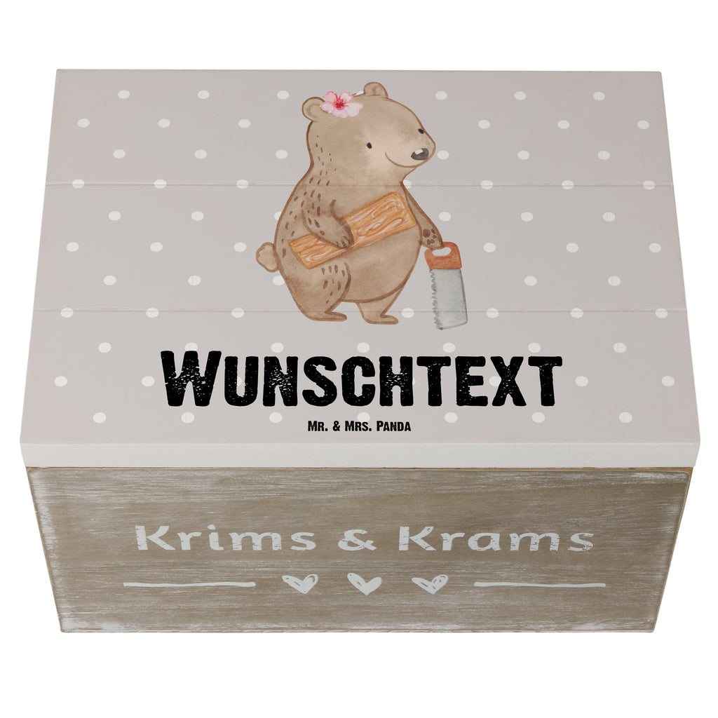 Personalisierte Holzkiste Schreinerin Herz Holzkiste mit Namen, Kiste mit Namen, Schatzkiste mit Namen, Truhe mit Namen, Schatulle mit Namen, Erinnerungsbox mit Namen, Erinnerungskiste, mit Namen, Dekokiste mit Namen, Aufbewahrungsbox mit Namen, Holzkiste Personalisiert, Kiste Personalisiert, Schatzkiste Personalisiert, Truhe Personalisiert, Schatulle Personalisiert, Erinnerungsbox Personalisiert, Erinnerungskiste Personalisiert, Dekokiste Personalisiert, Aufbewahrungsbox Personalisiert, Geschenkbox personalisiert, GEschenkdose personalisiert, Beruf, Ausbildung, Jubiläum, Abschied, Rente, Kollege, Kollegin, Geschenk, Schenken, Arbeitskollege, Mitarbeiter, Firma, Danke, Dankeschön