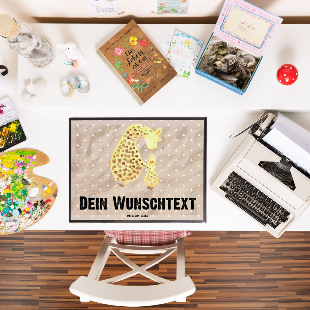 Personalisierte Schreibtischunterlage Giraffe mit Kind Personalisierte Schreibunterlage, Personalisierte Schreibtischauflage, Personalisierte Schreibtisch Unterlagen, Schreibunterlage mit Namen, Schreibtischauflage mit Namen, Schreibtisch Unterlagen mit Namen, Selbst gestalten, Namensaufdruck, Namenspersonalisierung, Afrika, Wildtiere, Giraffe, Kind, Mutter, Mama, Tochter, Sohn, Lieblingsmensch