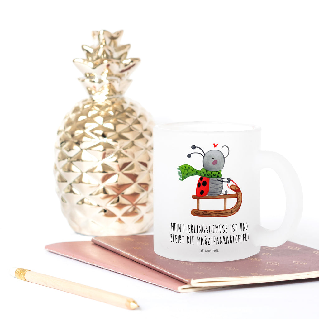 Teetasse Smörle Rodeln Teetasse, Teeglas, Teebecher, Tasse mit Henkel, Tasse, Glas Teetasse, Teetasse aus Glas, Winter, Weihnachten, Weihnachtsdeko, Nikolaus, Advent, Heiligabend, Wintermotiv, Schlittenfahren, Smörle, Marzipan