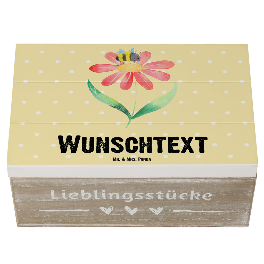 Personalisierte Holzkiste Hummel Blume Holzkiste mit Namen, Kiste mit Namen, Schatzkiste mit Namen, Truhe mit Namen, Schatulle mit Namen, Erinnerungsbox mit Namen, Erinnerungskiste, mit Namen, Dekokiste mit Namen, Aufbewahrungsbox mit Namen, Holzkiste Personalisiert, Kiste Personalisiert, Schatzkiste Personalisiert, Truhe Personalisiert, Schatulle Personalisiert, Erinnerungsbox Personalisiert, Erinnerungskiste Personalisiert, Dekokiste Personalisiert, Aufbewahrungsbox Personalisiert, Geschenkbox personalisiert, GEschenkdose personalisiert, Tiermotive, Gute Laune, lustige Sprüche, Tiere, Hummel, Blume, Wespe, Flauschig, Natur, Feld, Hummeln, Biene