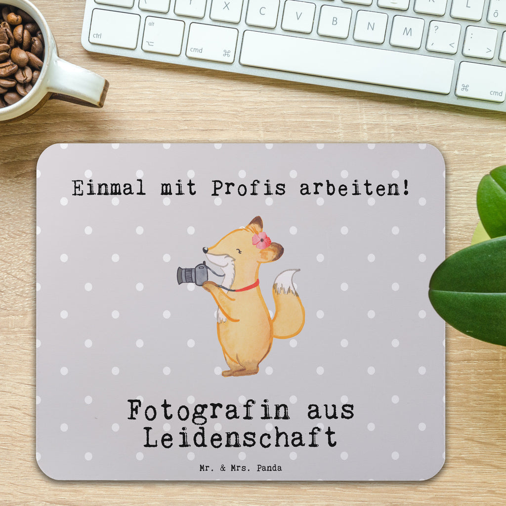 Mauspad Fotografin aus Leidenschaft Mousepad, Computer zubehör, Büroausstattung, PC Zubehör, Arbeitszimmer, Mauspad, Einzigartiges Mauspad, Designer Mauspad, Mausunterlage, Mauspad Büro, Beruf, Ausbildung, Jubiläum, Abschied, Rente, Kollege, Kollegin, Geschenk, Schenken, Arbeitskollege, Mitarbeiter, Firma, Danke, Dankeschön, Fotografin, Fotoreporterin, Hobbyfotografin, Hochzeitsfotografin, Fotografie, Profi Fotografin