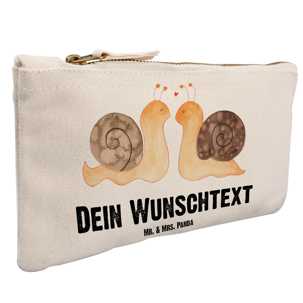 Personalisierte Schminktasche Schnecken Liebe Personalisierte Schminktasche, Personalisierte Kosmetiktasche, Personalisierter Kosmetikbeutel, Personalisiertes Stiftemäppchen, Personalisiertes Etui, Personalisierte Federmappe, Personalisierte Makeup Bag, Personalisiertes Schminketui, Personalisiertes Kosmetiketui, Personalisiertes Schlamperetui, Schminktasche mit Namen, Kosmetiktasche mit Namen, Kosmetikbeutel mit Namen, Stiftemäppchen mit Namen, Etui mit Namen, Federmappe mit Namen, Makeup Bg mit Namen, Schminketui mit Namen, Kosmetiketui mit Namen, Schlamperetui mit Namen, Schminktasche personalisieren, Schminktasche bedrucken, Schminktasche selbst gestalten, Liebe, Partner, Freund, Freundin, Ehemann, Ehefrau, Heiraten, Verlobung, Heiratsantrag, Liebesgeschenk, Jahrestag, Hocheitstag