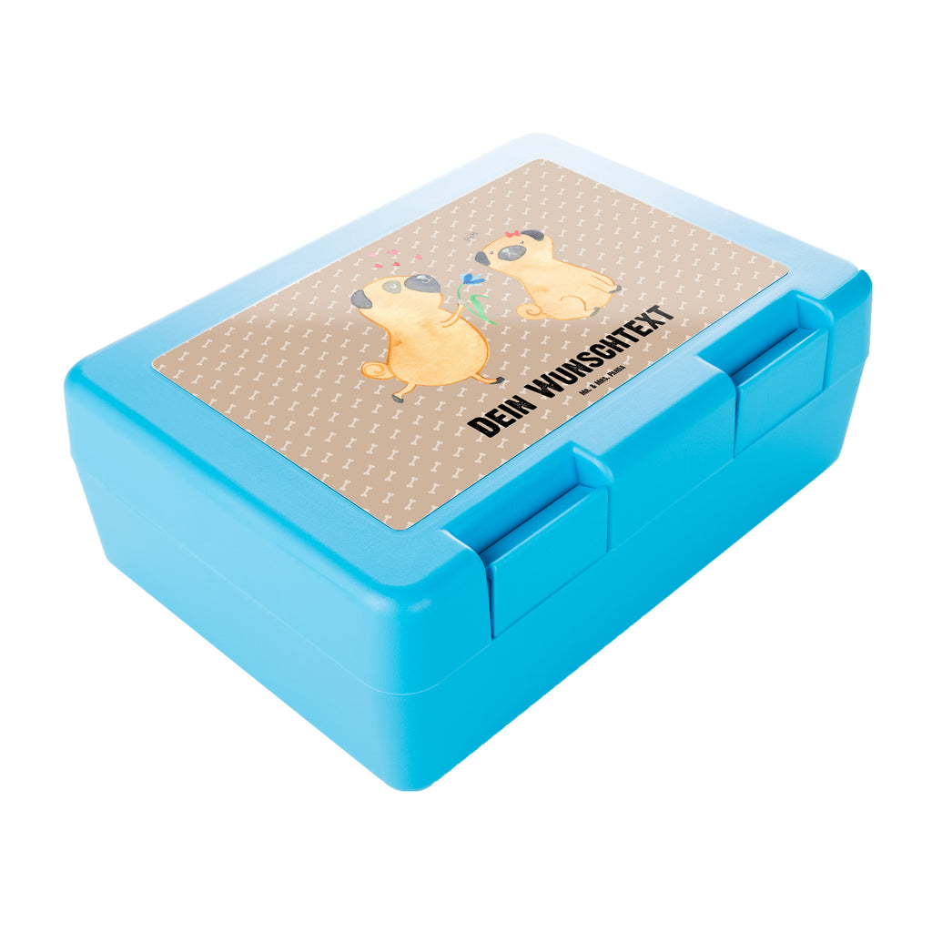 Personalisierte Brotdose Mops verliebt Brotdose personalisiert, Brotbox, Snackbox, Lunch box, Butterbrotdose, Brotzeitbox, Hund, Hundemotiv, Haustier, Hunderasse, Tierliebhaber, Hundebesitzer, Sprüche, Mops, Möpse, Hundeliebe, verliebt, Liebe, Liebesspruch. Verlobt, Geschenk Freund, Partner