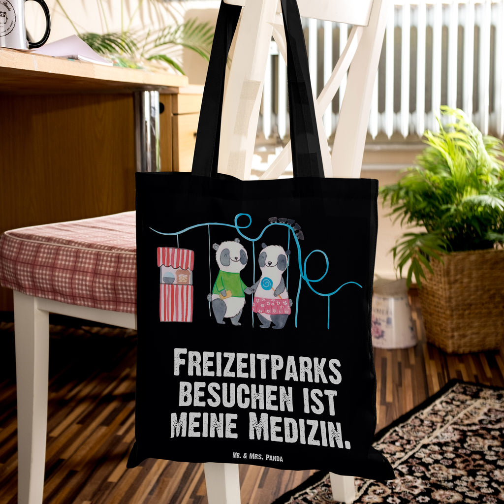 Tragetasche Pandas Freizeitpark besuchen Beuteltasche, Beutel, Einkaufstasche, Jutebeutel, Stoffbeutel, Tasche, Shopper, Umhängetasche, Strandtasche, Schultertasche, Stofftasche, Tragetasche, Badetasche, Jutetasche, Einkaufstüte, Laptoptasche, Geschenk, Sport, Sportart, Hobby, Schenken, Danke, Dankeschön, Auszeichnung, Gewinn, Sportler, Freizeitpark besuchen, Achterbahn fahren