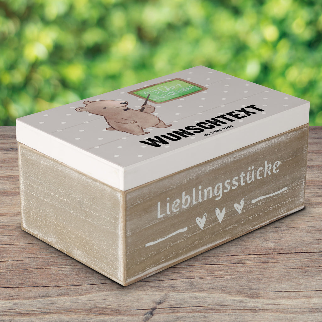 Personalisierte Holzkiste Dozent Herz Holzkiste mit Namen, Kiste mit Namen, Schatzkiste mit Namen, Truhe mit Namen, Schatulle mit Namen, Erinnerungsbox mit Namen, Erinnerungskiste, mit Namen, Dekokiste mit Namen, Aufbewahrungsbox mit Namen, Holzkiste Personalisiert, Kiste Personalisiert, Schatzkiste Personalisiert, Truhe Personalisiert, Schatulle Personalisiert, Erinnerungsbox Personalisiert, Erinnerungskiste Personalisiert, Dekokiste Personalisiert, Aufbewahrungsbox Personalisiert, Geschenkbox personalisiert, GEschenkdose personalisiert, Beruf, Ausbildung, Jubiläum, Abschied, Rente, Kollege, Kollegin, Geschenk, Schenken, Arbeitskollege, Mitarbeiter, Firma, Danke, Dankeschön, Dozent, Professor, Universität, Vorlesung, Tutor, Akademiker, Uni, Unterricht