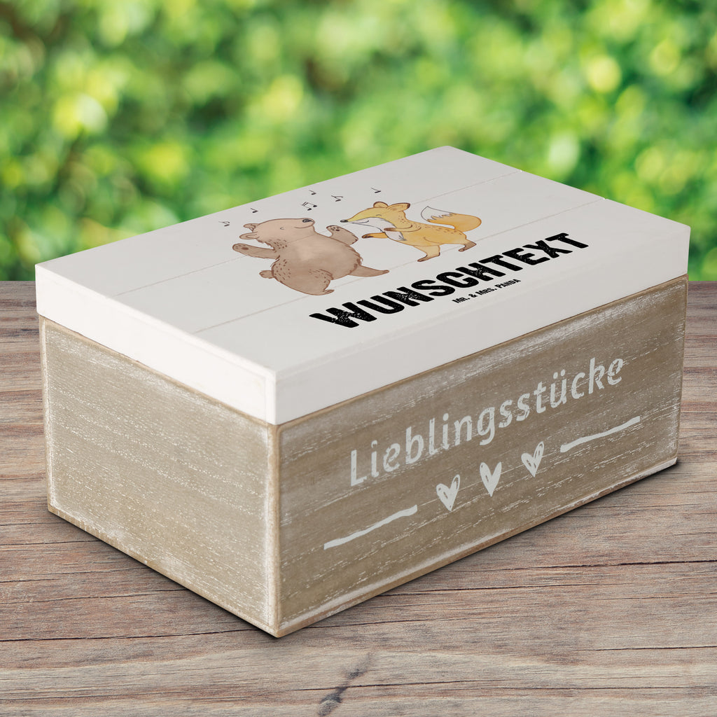 Personalisierte Holzkiste Bär & Fuchs Disco Holzkiste mit Namen, Kiste mit Namen, Schatzkiste mit Namen, Truhe mit Namen, Schatulle mit Namen, Erinnerungsbox mit Namen, Erinnerungskiste, mit Namen, Dekokiste mit Namen, Aufbewahrungsbox mit Namen, Holzkiste Personalisiert, Kiste Personalisiert, Schatzkiste Personalisiert, Truhe Personalisiert, Schatulle Personalisiert, Erinnerungsbox Personalisiert, Erinnerungskiste Personalisiert, Dekokiste Personalisiert, Aufbewahrungsbox Personalisiert, Geschenkbox personalisiert, GEschenkdose personalisiert, Geschenk, Sport, Sportart, Hobby, Schenken, Danke, Dankeschön, Auszeichnung, Gewinn, Sportler, Disco, Clubs, Tanzen, Feiern, Clubbing, Tanzstimmung, Nachtclub