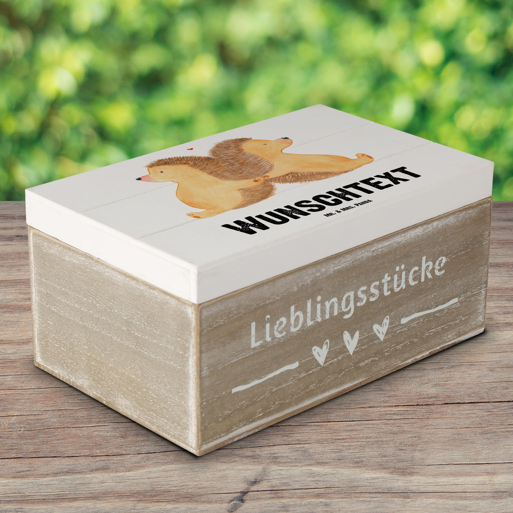 Personalisierte Holzkiste Igel händchenhaltend Holzkiste mit Namen, Kiste mit Namen, Schatzkiste mit Namen, Truhe mit Namen, Schatulle mit Namen, Erinnerungsbox mit Namen, Erinnerungskiste, mit Namen, Dekokiste mit Namen, Aufbewahrungsbox mit Namen, Holzkiste Personalisiert, Kiste Personalisiert, Schatzkiste Personalisiert, Truhe Personalisiert, Schatulle Personalisiert, Erinnerungsbox Personalisiert, Erinnerungskiste Personalisiert, Dekokiste Personalisiert, Aufbewahrungsbox Personalisiert, Geschenkbox personalisiert, GEschenkdose personalisiert, Liebe, Partner, Freund, Freundin, Ehemann, Ehefrau, Heiraten, Verlobung, Heiratsantrag, Liebesgeschenk, Jahrestag, Hocheitstag, Igel, Igelliebe, Hand in Hand, Liebesbeweis, große Liebe, Liebesbotschaft, Hochzeit, Lieblingsmensch, Gemeinsamkeit, Love, Geschenk für zwei