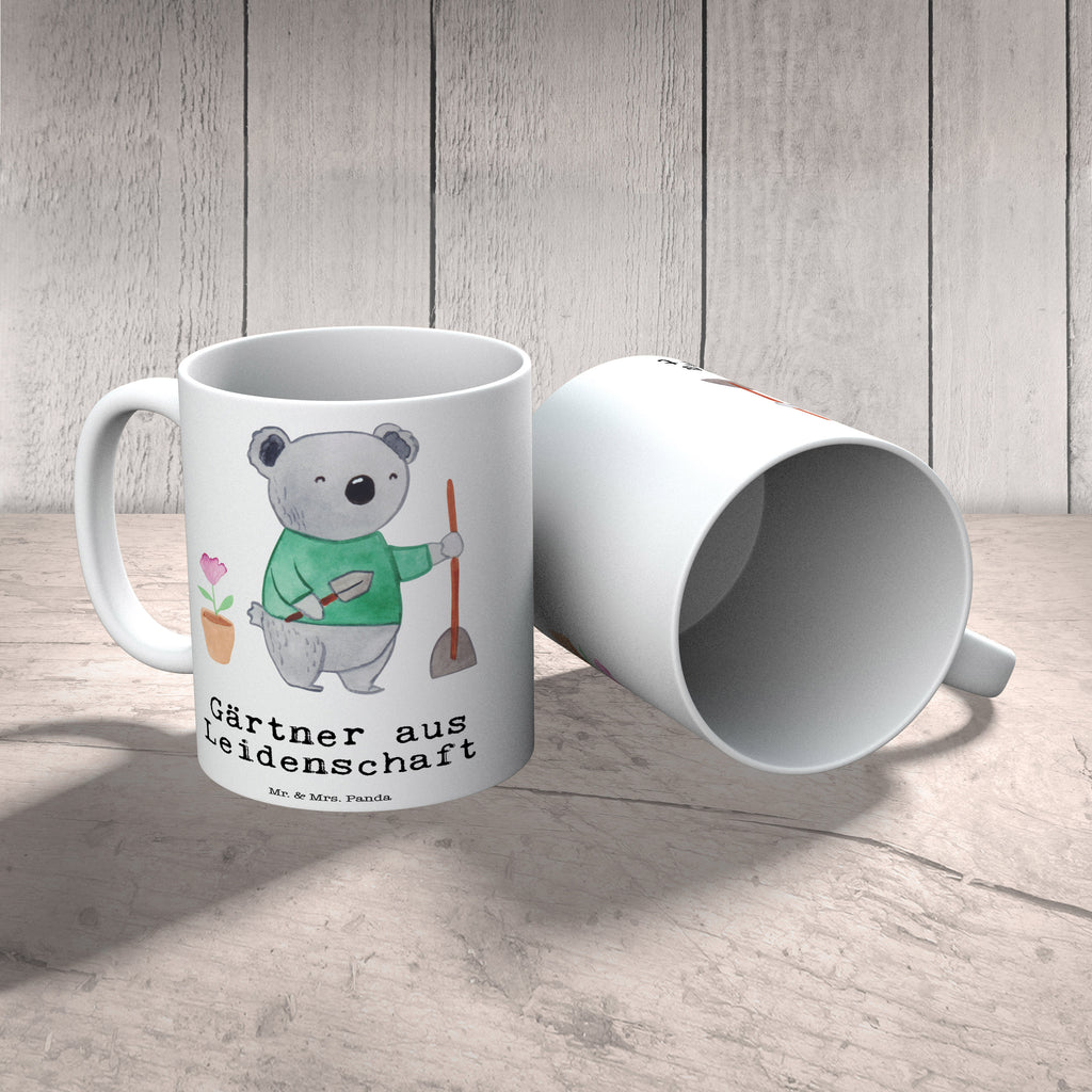 Tasse Gärtner aus Leidenschaft Tasse, Kaffeetasse, Teetasse, Becher, Kaffeebecher, Teebecher, Keramiktasse, Porzellantasse, Büro Tasse, Geschenk Tasse, Tasse Sprüche, Tasse Motive, Kaffeetassen, Tasse bedrucken, Designer Tasse, Cappuccino Tassen, Schöne Teetassen, Beruf, Ausbildung, Jubiläum, Abschied, Rente, Kollege, Kollegin, Geschenk, Schenken, Arbeitskollege, Mitarbeiter, Firma, Danke, Dankeschön, Gärtner, Gartenplaner, Gärtnerei, Gartenbau, Hobbygärtner, Garten- und Landschaftsbauer