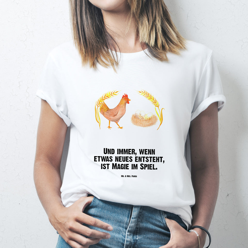 T-Shirt Standard Huhn stolz T-Shirt, Shirt, Tshirt, Lustiges T-Shirt, T-Shirt mit Spruch, Party, Junggesellenabschied, Jubiläum, Geburstag, Herrn, Damen, Männer, Frauen, Schlafshirt, Nachthemd, Sprüche, Bauernhof, Hoftiere, Landwirt, Landwirtin, Hahn, Henne, Hühner, Eier, Hof, Landleben, Motivation, Geburt, Magie, Spruch, Schwangerschaft