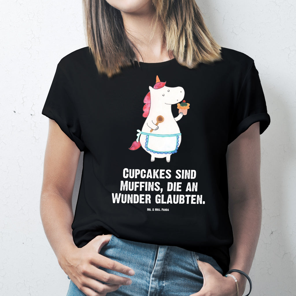 T-Shirt Standard Einhorn Küchenfee T-Shirt, Shirt, Tshirt, Lustiges T-Shirt, T-Shirt mit Spruch, Party, Junggesellenabschied, Jubiläum, Geburstag, Herrn, Damen, Männer, Frauen, Schlafshirt, Nachthemd, Sprüche, Einhorn, Einhörner, Einhorn Deko, Pegasus, Unicorn, backen, Muffin, Motivation, Träumer, träumen, Bäckerin, Hobbykoch, Koch, Torte, Kuchen