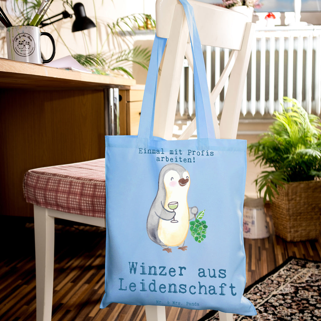 Tragetasche Winzer aus Leidenschaft Beuteltasche, Beutel, Einkaufstasche, Jutebeutel, Stoffbeutel, Tasche, Shopper, Umhängetasche, Strandtasche, Schultertasche, Stofftasche, Tragetasche, Badetasche, Jutetasche, Einkaufstüte, Laptoptasche, Beruf, Ausbildung, Jubiläum, Abschied, Rente, Kollege, Kollegin, Geschenk, Schenken, Arbeitskollege, Mitarbeiter, Firma, Danke, Dankeschön