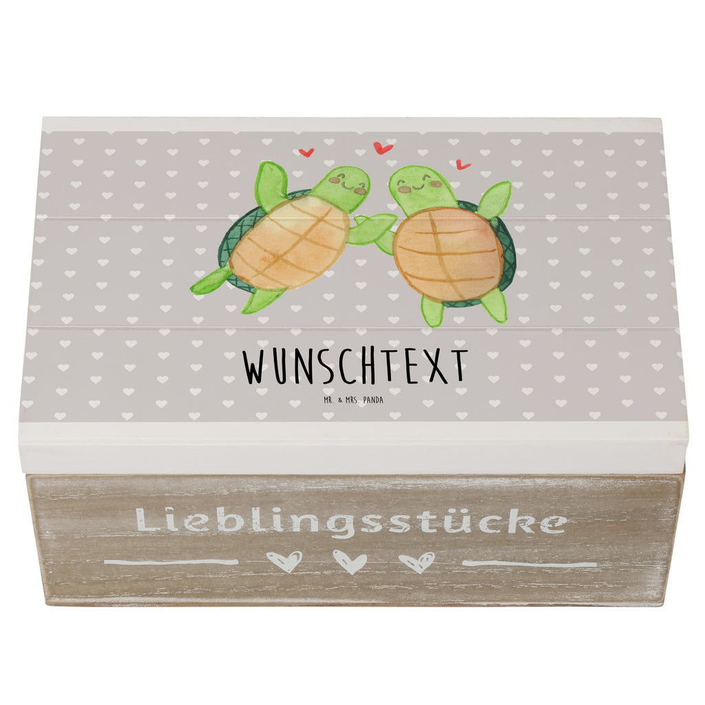 Personalisierte Holzkiste Schildkröten Paar Holzkiste mit Namen, Kiste mit Namen, Schatzkiste mit Namen, Truhe mit Namen, Schatulle mit Namen, Erinnerungsbox mit Namen, Erinnerungskiste, mit Namen, Dekokiste mit Namen, Aufbewahrungsbox mit Namen, Holzkiste Personalisiert, Kiste Personalisiert, Schatzkiste Personalisiert, Truhe Personalisiert, Schatulle Personalisiert, Erinnerungsbox Personalisiert, Erinnerungskiste Personalisiert, Dekokiste Personalisiert, Aufbewahrungsbox Personalisiert, Geschenkbox personalisiert, GEschenkdose personalisiert, Liebe, Partner, Freund, Freundin, Ehemann, Ehefrau, Heiraten, Verlobung, Heiratsantrag, Liebesgeschenk, Jahrestag, Hocheitstag, Valentinstag, Geschenk für Frauen, Hochzeitstag, Mitbringsel, Geschenk für Freundin, Geschenk für Partner, Liebesbeweis, für Männer, für Ehemann