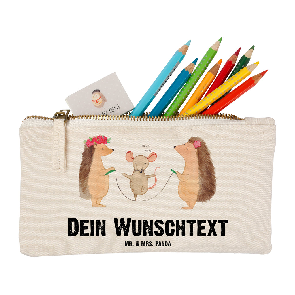 Personalisierte Schminktasche Igel Seilhüpfen Personalisierte Schminktasche, Personalisierte Kosmetiktasche, Personalisierter Kosmetikbeutel, Personalisiertes Stiftemäppchen, Personalisiertes Etui, Personalisierte Federmappe, Personalisierte Makeup Bag, Personalisiertes Schminketui, Personalisiertes Kosmetiketui, Personalisiertes Schlamperetui, Schminktasche mit Namen, Kosmetiktasche mit Namen, Kosmetikbeutel mit Namen, Stiftemäppchen mit Namen, Etui mit Namen, Federmappe mit Namen, Makeup Bg mit Namen, Schminketui mit Namen, Kosmetiketui mit Namen, Schlamperetui mit Namen, Schminktasche personalisieren, Schminktasche bedrucken, Schminktasche selbst gestalten, Tiermotive, Gute Laune, lustige Sprüche, Tiere, Igel, Maus, Seilspringen, Seilhüpfen, Kinder, Kindergarten