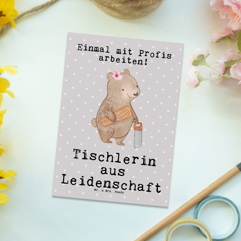 Postkarte Tischlerin aus Leidenschaft Postkarte, Karte, Geschenkkarte, Grußkarte, Einladung, Ansichtskarte, Geburtstagskarte, Einladungskarte, Dankeskarte, Ansichtskarten, Einladung Geburtstag, Einladungskarten Geburtstag, Beruf, Ausbildung, Jubiläum, Abschied, Rente, Kollege, Kollegin, Geschenk, Schenken, Arbeitskollege, Mitarbeiter, Firma, Danke, Dankeschön