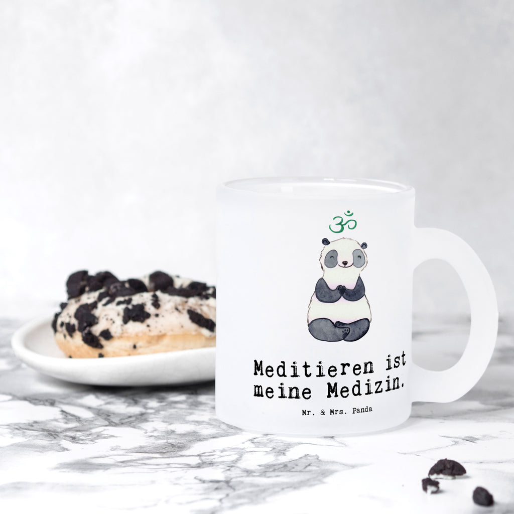 Teetasse Panda Meditieren Teetasse, Teeglas, Teebecher, Tasse mit Henkel, Tasse, Glas Teetasse, Teetasse aus Glas, Geschenk, Sport, Sportart, Hobby, Schenken, Danke, Dankeschön, Auszeichnung, Gewinn, Sportler, Meditieren, Meditation, Meditationskurs