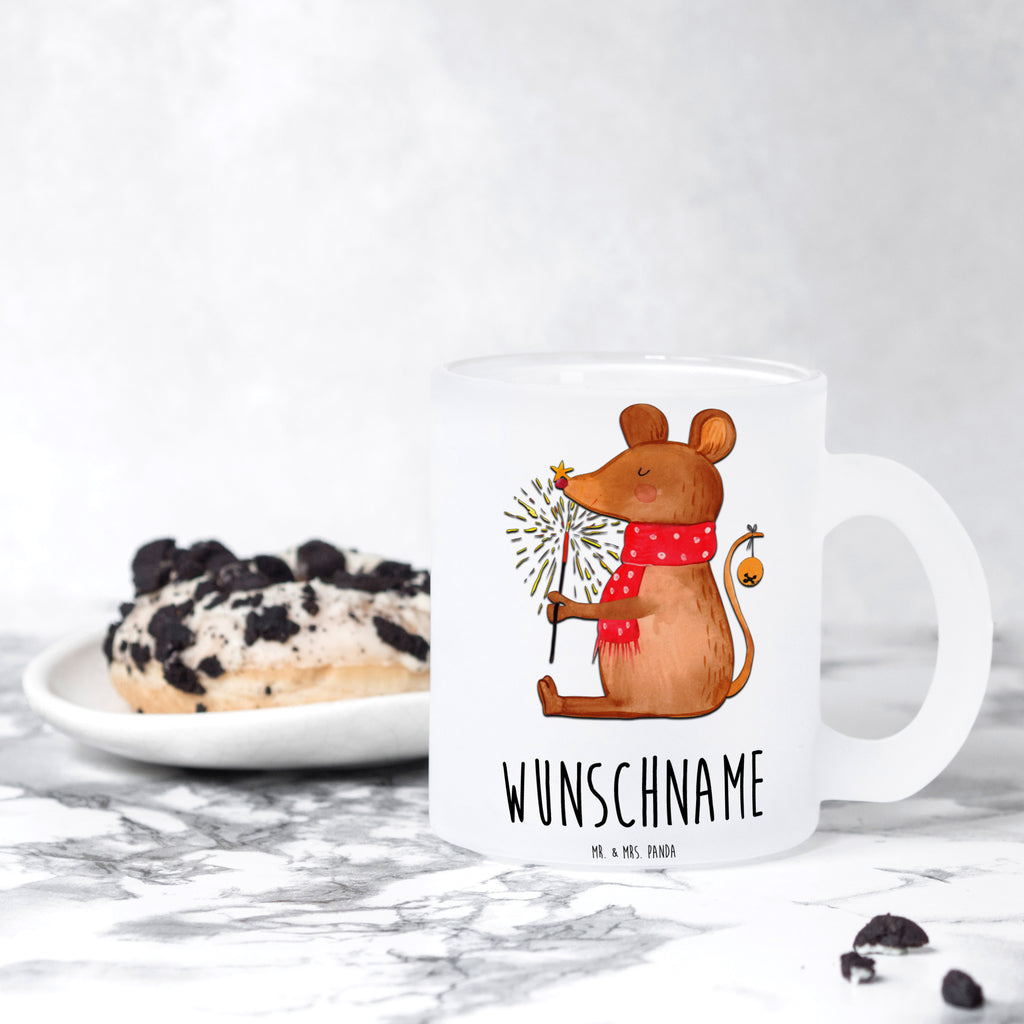 Personalisierte Teetasse Weihnachtsmaus Personalisierte Teetasse, Personalisiertes Teeglas, Personalisierter Teebecher, Personalisierte Glas Teetasse, Personalisierte Teetasse aus Glas, Teetasse mit Namen, Teeglas mit Namen, Teebecher mit Namen, Glas Teetasse mit Namen, Teetasse aus Glas mit Namen, Teetasse Wunschname, Teetasse selbst gestalten., Winter, Weihnachten, Weihnachtsdeko, Nikolaus, Advent, Heiligabend, Wintermotiv, Frohe Weihnachten, Weihnachtsgruß, Weihnachtsmotiv, Maus, Mäuschen, Weihnachtswunder