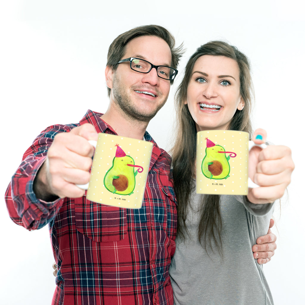 Tasse Avocado Feier Tasse, Kaffeetasse, Teetasse, Becher, Kaffeebecher, Teebecher, Keramiktasse, Porzellantasse, Büro Tasse, Geschenk Tasse, Tasse Sprüche, Tasse Motive, Kaffeetassen, Tasse bedrucken, Designer Tasse, Cappuccino Tassen, Schöne Teetassen, Avocado, Veggie, Vegan, Gesund, Party, Feierlichkeit, Feier, Fete, Geburtstag, Gute Laune, Tröte