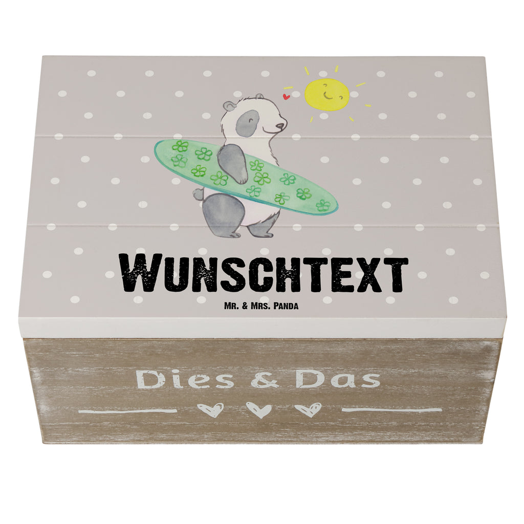 Personalisierte Holzkiste Panda Surfen Holzkiste mit Namen, Kiste mit Namen, Schatzkiste mit Namen, Truhe mit Namen, Schatulle mit Namen, Erinnerungsbox mit Namen, Erinnerungskiste, mit Namen, Dekokiste mit Namen, Aufbewahrungsbox mit Namen, Holzkiste Personalisiert, Kiste Personalisiert, Schatzkiste Personalisiert, Truhe Personalisiert, Schatulle Personalisiert, Erinnerungsbox Personalisiert, Erinnerungskiste Personalisiert, Dekokiste Personalisiert, Aufbewahrungsbox Personalisiert, Geschenkbox personalisiert, GEschenkdose personalisiert, Geschenk, Sport, Sportart, Hobby, Schenken, Danke, Dankeschön, Auszeichnung, Gewinn, Sportler, Wellenreiten, Surfen, Surfschule