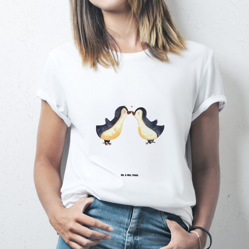 T-Shirt Standard Pinguin Liebe T-Shirt, Shirt, Tshirt, Lustiges T-Shirt, T-Shirt mit Spruch, Party, Junggesellenabschied, Jubiläum, Geburstag, Herrn, Damen, Männer, Frauen, Schlafshirt, Nachthemd, Sprüche, Liebe, Partner, Freund, Freundin, Ehemann, Ehefrau, Heiraten, Verlobung, Heiratsantrag, Liebesgeschenk, Jahrestag, Hocheitstag, Pinguin, Pinguine, Pinguin Paar, Pinguinpaar, Pinguin Liebe, Paar, Pärchen. Liebespaar, Liebesbeweis, Liebesspruch, Hochzeitstag, Geschenk Freund, Geschenk Freundin, Verlobte, Verlobter, Love, Geschenk Hochzeitstag, Geschenkidee, Hochzeit, Gastgeschenk