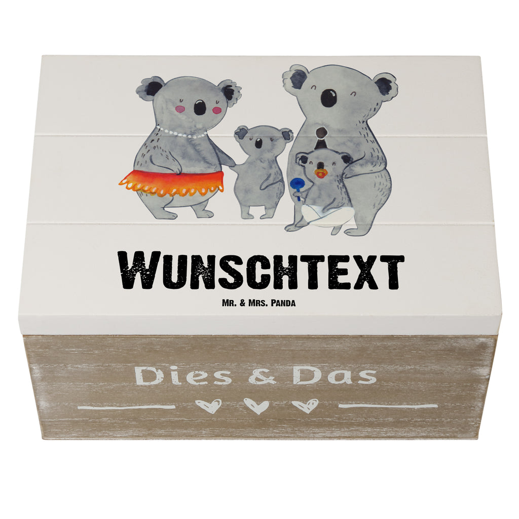 Personalisierte Holzkiste Koala Familie Holzkiste mit Namen, Kiste mit Namen, Schatzkiste mit Namen, Truhe mit Namen, Schatulle mit Namen, Erinnerungsbox mit Namen, Erinnerungskiste, mit Namen, Dekokiste mit Namen, Aufbewahrungsbox mit Namen, Holzkiste Personalisiert, Kiste Personalisiert, Schatzkiste Personalisiert, Truhe Personalisiert, Schatulle Personalisiert, Erinnerungsbox Personalisiert, Erinnerungskiste Personalisiert, Dekokiste Personalisiert, Aufbewahrungsbox Personalisiert, Geschenkbox personalisiert, GEschenkdose personalisiert, Familie, Vatertag, Muttertag, Bruder, Schwester, Mama, Papa, Oma, Opa, Koala, Koalas, Family, Kinder, Geschwister, Familienleben