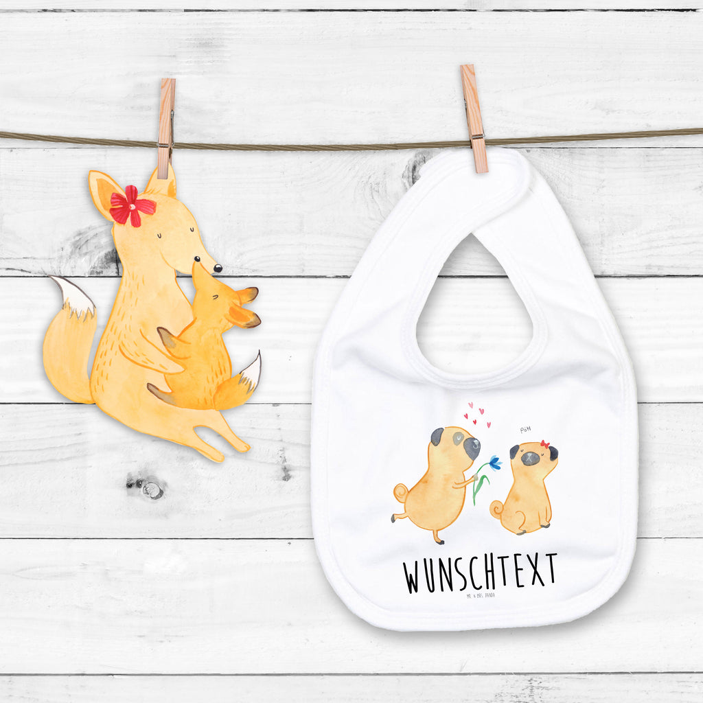 Personalisiertes Babylätzchen Mops verliebt Baby, Personalisiertes Lätzchen, Personalisiertes Spucktuch, Personalisiertes Sabberlätzchen, Personalisiertes Klettlätzchen, Personalisiertes Baby-Lätzchen, KPersonalisiertes Kinderlätzchen, Personalisiertes Geburt Geschenk, Geschenkidee Geburt, Personalisiertes Baby-Spucktuch, Personalisierter Baby-Kleckschutz, Personalisiertes Babyparty Geschenk, Personalisiertes Lätzchen für Babys, Lätzchen mit Namen, Spucktuch mit Namen, Sabberlätzchen mit Namen, Klettlätzchen mit Namen, Baby-Lätzchen mit Namen, Kinderlätzchen mit Namen, Geburt Geschenk mit Namen, Geschenkidee Geburt mit Namen, Baby-Spucktuch mit Namen, Baby-Kleckschutz, Babyparty Geschenk mit Namen, Lätzchen für Babys mit Namen, Selbst gestalten, Wunschnamen, Babylätzchen Bedrucken, Hund, Hundemotiv, Haustier, Hunderasse, Tierliebhaber, Hundebesitzer, Sprüche, Mops, Möpse, Hundeliebe, verliebt, Liebe, Liebesspruch. Verlobt, Geschenk Freund, Partner