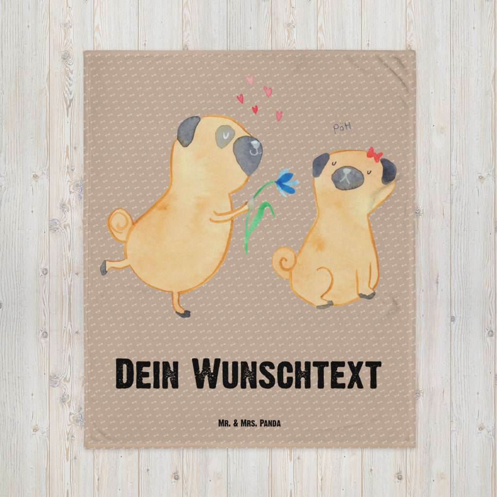 Babydecke mit Namen Mops verliebt Babdyecke personalisiert, Babydecke mit Namen, Babydecke bedrucken, Babygeschenk personalisiet, Babygeschenk mit Namen, Krabbeldecke mit Namen, Krabbeldecke personalisiert, Hund, Hundemotiv, Haustier, Hunderasse, Tierliebhaber, Hundebesitzer, Sprüche, Mops, Möpse, Hundeliebe, verliebt, Liebe, Liebesspruch. Verlobt, Geschenk Freund, Partner