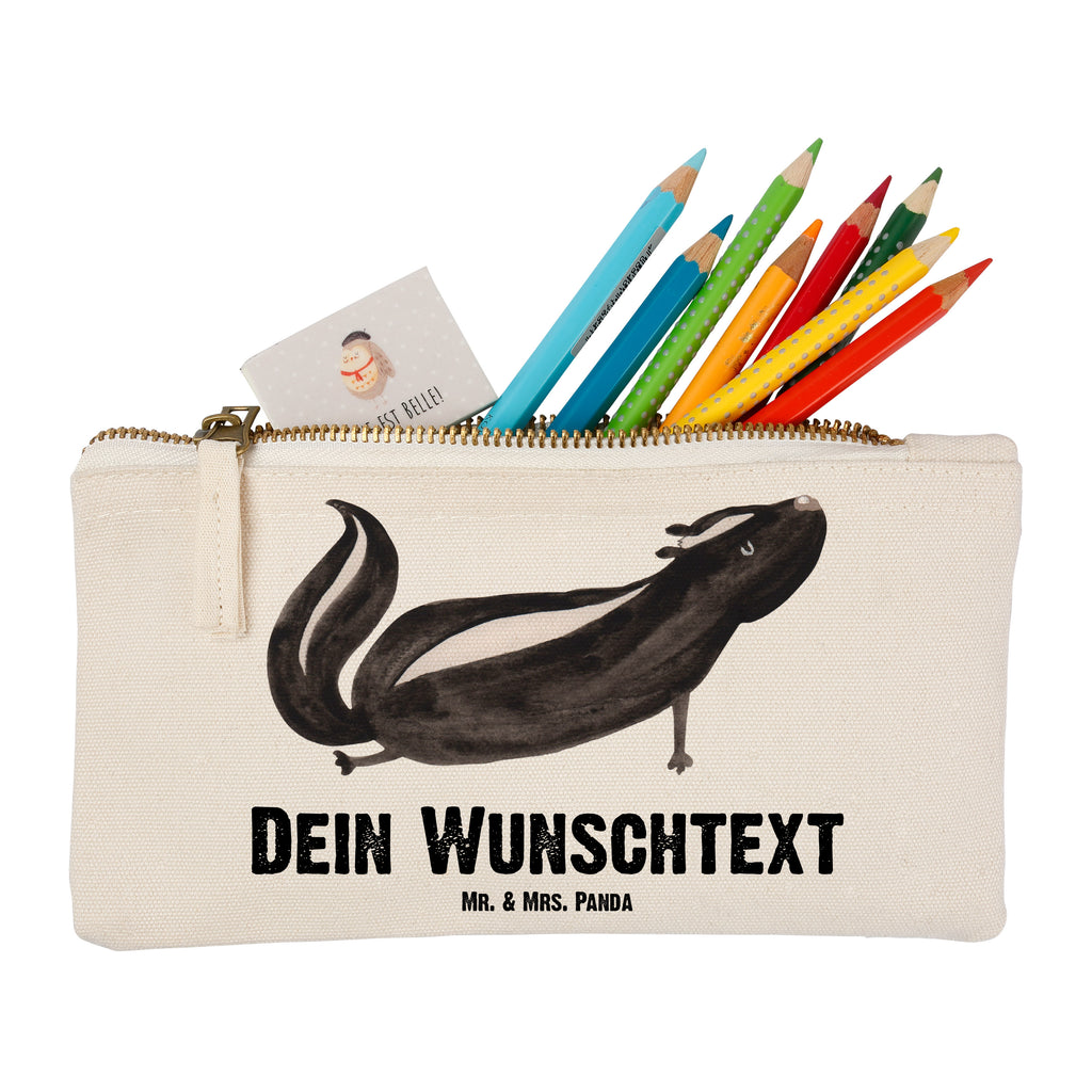 Personalisierte Schminktasche Stinktier Yoga Personalisierte Schminktasche, Personalisierte Kosmetiktasche, Personalisierter Kosmetikbeutel, Personalisiertes Stiftemäppchen, Personalisiertes Etui, Personalisierte Federmappe, Personalisierte Makeup Bag, Personalisiertes Schminketui, Personalisiertes Kosmetiketui, Personalisiertes Schlamperetui, Schminktasche mit Namen, Kosmetiktasche mit Namen, Kosmetikbeutel mit Namen, Stiftemäppchen mit Namen, Etui mit Namen, Federmappe mit Namen, Makeup Bg mit Namen, Schminketui mit Namen, Kosmetiketui mit Namen, Schlamperetui mit Namen, Schminktasche personalisieren, Schminktasche bedrucken, Schminktasche selbst gestalten, Stinktier, Skunk, Wildtier, Raubtier, Stinker, Stinki, Yoga, Namaste, Lebe, Liebe, Lache