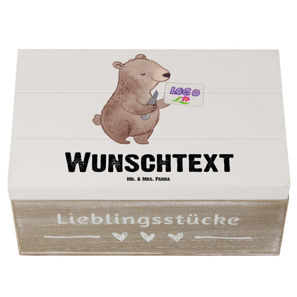 Personalisierte Holzkiste Gestalter für visuelles Marketing Herz Holzkiste mit Namen, Kiste mit Namen, Schatzkiste mit Namen, Truhe mit Namen, Schatulle mit Namen, Erinnerungsbox mit Namen, Erinnerungskiste, mit Namen, Dekokiste mit Namen, Aufbewahrungsbox mit Namen, Holzkiste Personalisiert, Kiste Personalisiert, Schatzkiste Personalisiert, Truhe Personalisiert, Schatulle Personalisiert, Erinnerungsbox Personalisiert, Erinnerungskiste Personalisiert, Dekokiste Personalisiert, Aufbewahrungsbox Personalisiert, Geschenkbox personalisiert, GEschenkdose personalisiert, Beruf, Ausbildung, Jubiläum, Abschied, Rente, Kollege, Kollegin, Geschenk, Schenken, Arbeitskollege, Mitarbeiter, Firma, Danke, Dankeschön