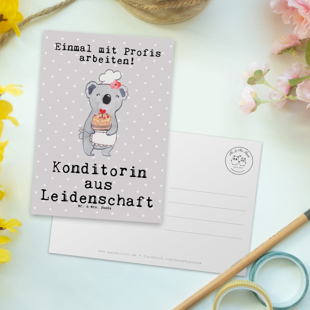 Postkarte Konditorin aus Leidenschaft Postkarte, Karte, Geschenkkarte, Grußkarte, Einladung, Ansichtskarte, Geburtstagskarte, Einladungskarte, Dankeskarte, Ansichtskarten, Einladung Geburtstag, Einladungskarten Geburtstag, Beruf, Ausbildung, Jubiläum, Abschied, Rente, Kollege, Kollegin, Geschenk, Schenken, Arbeitskollege, Mitarbeiter, Firma, Danke, Dankeschön, Konditorin, Kuchenbäckerin, Patissierin, Confiseurin, Bäckerin