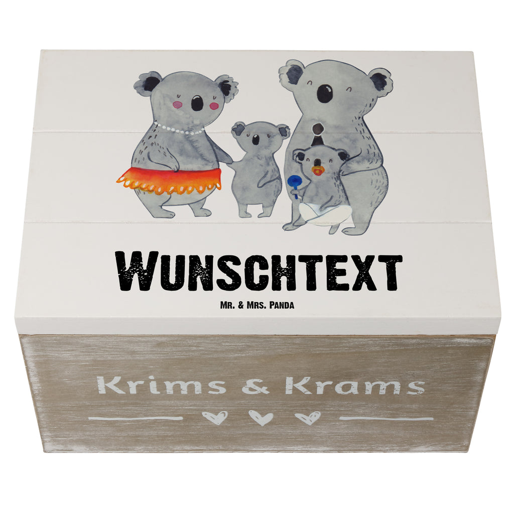 Personalisierte Holzkiste Koala Familie Holzkiste mit Namen, Kiste mit Namen, Schatzkiste mit Namen, Truhe mit Namen, Schatulle mit Namen, Erinnerungsbox mit Namen, Erinnerungskiste, mit Namen, Dekokiste mit Namen, Aufbewahrungsbox mit Namen, Holzkiste Personalisiert, Kiste Personalisiert, Schatzkiste Personalisiert, Truhe Personalisiert, Schatulle Personalisiert, Erinnerungsbox Personalisiert, Erinnerungskiste Personalisiert, Dekokiste Personalisiert, Aufbewahrungsbox Personalisiert, Geschenkbox personalisiert, GEschenkdose personalisiert, Familie, Vatertag, Muttertag, Bruder, Schwester, Mama, Papa, Oma, Opa, Koala, Koalas, Family, Kinder, Geschwister, Familienleben