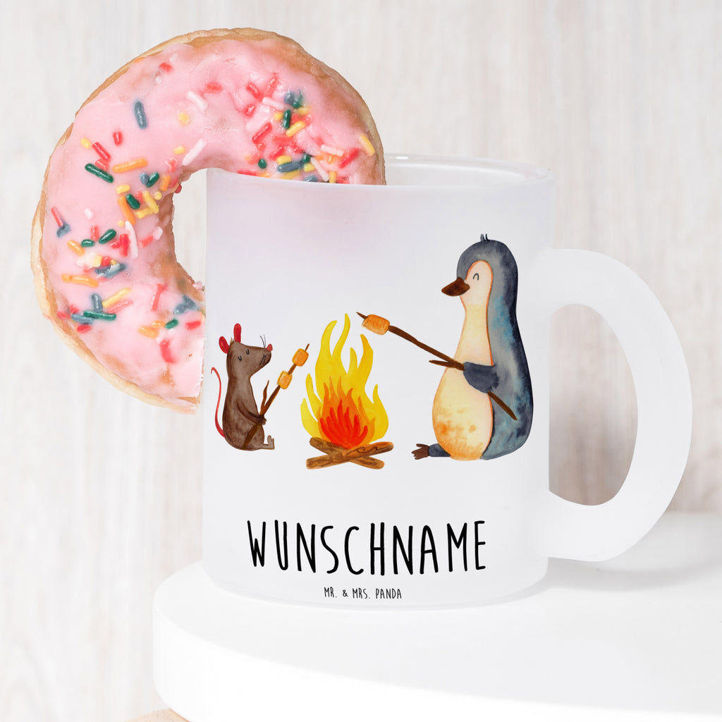 Personalisierte Teetasse Pinguin Lagerfeuer Personalisierte Teetasse, Personalisiertes Teeglas, Personalisierter Teebecher, Personalisierte Glas Teetasse, Personalisierte Teetasse aus Glas, Teetasse mit Namen, Teeglas mit Namen, Teebecher mit Namen, Glas Teetasse mit Namen, Teetasse aus Glas mit Namen, Teetasse Wunschname, Teetasse selbst gestalten., Pinguin, Maus, Pinguine, Lagerfeuer, Leben, Arbeit, Job, Motivation, Büro, Büroalltag, Lebensspruch, Lebensmotivation, Neustart, Liebe, grillen, Feuer, Marshmallows