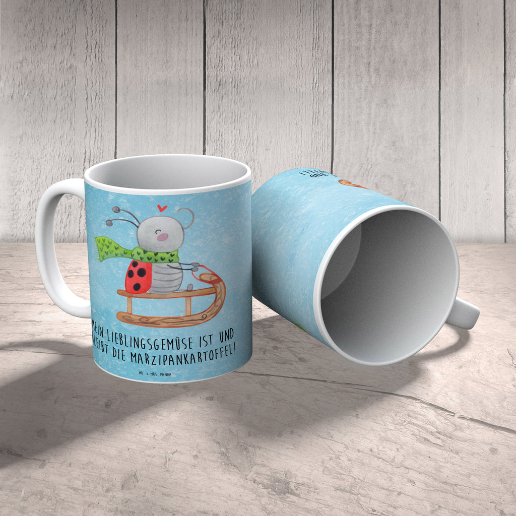 Tasse Smörle Rodeln Tasse, Kaffeetasse, Teetasse, Becher, Kaffeebecher, Teebecher, Keramiktasse, Porzellantasse, Büro Tasse, Geschenk Tasse, Tasse Sprüche, Tasse Motive, Kaffeetassen, Tasse bedrucken, Designer Tasse, Cappuccino Tassen, Schöne Teetassen, Winter, Weihnachten, Weihnachtsdeko, Nikolaus, Advent, Heiligabend, Wintermotiv, Schlittenfahren, Smörle, Marzipan