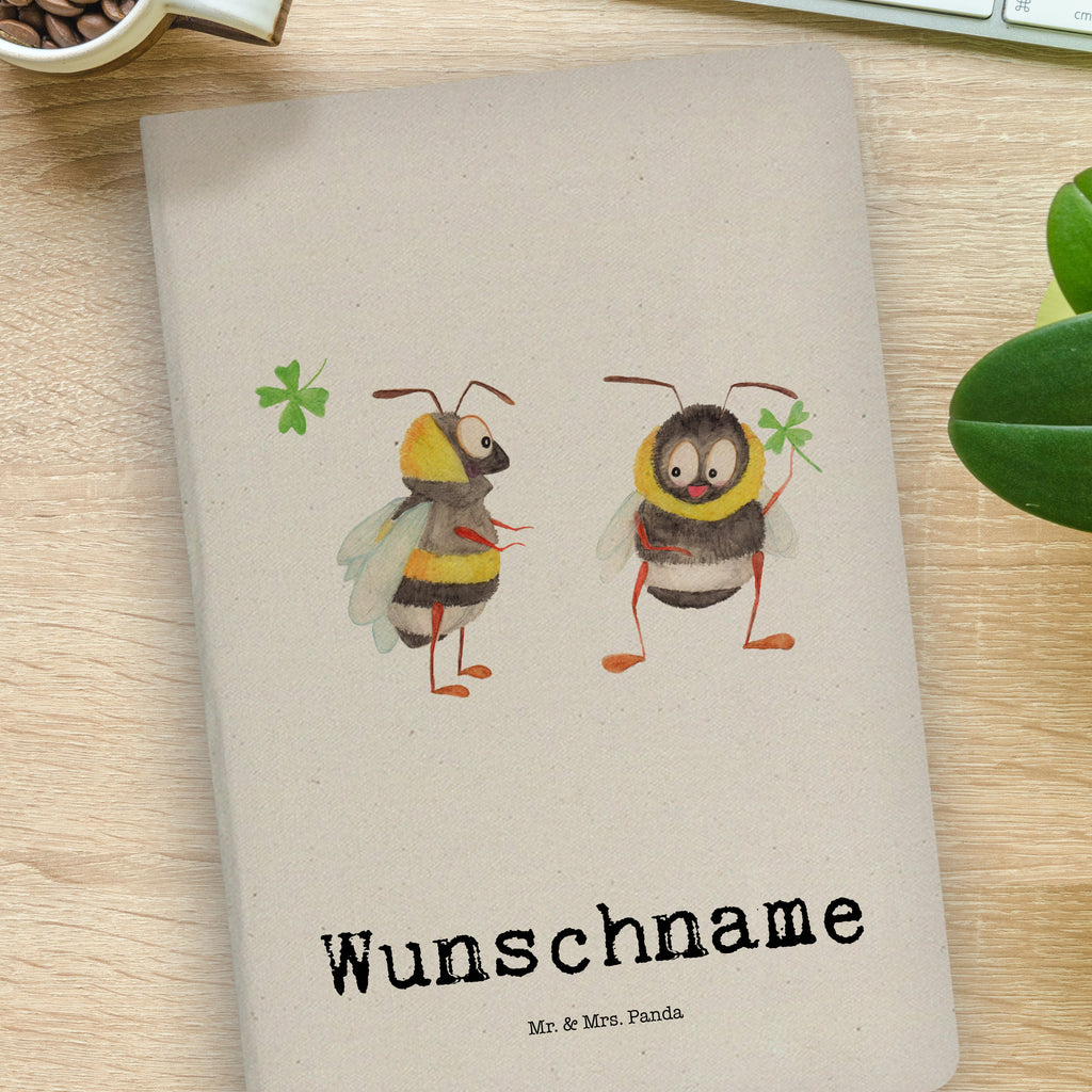 DIN A4 Personalisiertes Notizbuch Bienen Paar Personalisiertes Notizbuch, Notizbuch mit Namen, Notizbuch bedrucken, Personalisierung, Namensbuch, Namen, Liebe, Partner, Freund, Freundin, Ehemann, Ehefrau, Heiraten, Verlobung, Heiratsantrag, Liebesgeschenk, Jahrestag, Hocheitstag, Valentinstag, Geschenk für Frauen, Hochzeitstag, Mitbringsel, Geschenk für Freundin, Geschenk für Partner, Liebesbeweis, für Männer, für Ehemann, Schildkröten, verliebte Schildkröten