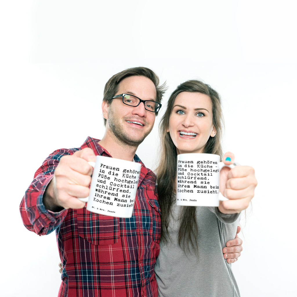 Tasse Sprüche und Zitate Frauen gehören in die Küche - Füße hochgelegt und Cocktail schlürfend, während sie ihrem Mann beim Kochen zusieht. Tasse, Kaffeetasse, Teetasse, Becher, Kaffeebecher, Teebecher, Keramiktasse, Porzellantasse, Büro Tasse, Geschenk Tasse, Tasse Sprüche, Tasse Motive, Kaffeetassen, Tasse bedrucken, Designer Tasse, Cappuccino Tassen, Schöne Teetassen, Spruch, Sprüche, lustige Sprüche, Weisheiten, Zitate, Spruch Geschenke, Spruch Sprüche Weisheiten Zitate Lustig Weisheit Worte