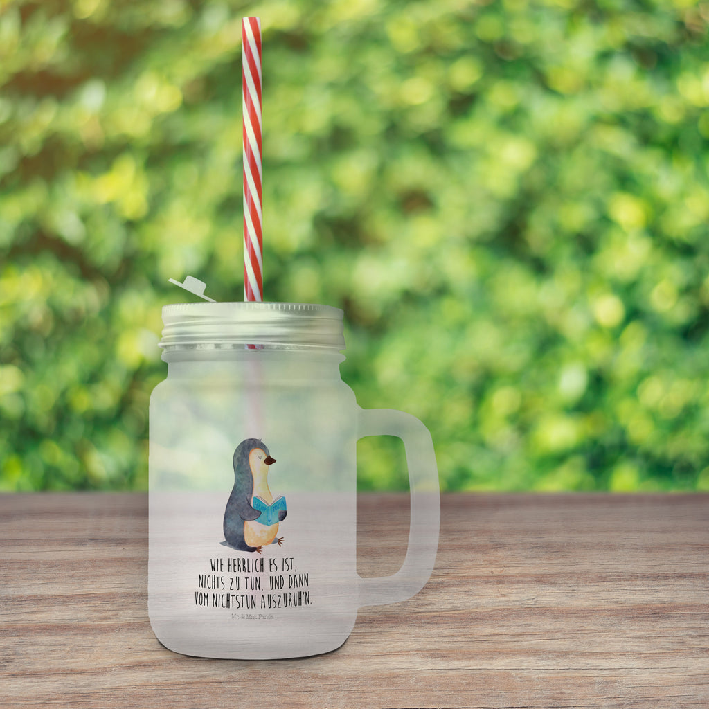 Trinkglas Mason Jar Pinguin Buch Mason Jar, Glas, Trinkglas, Henkelglas, Sommerglas, Einmachglas, Cocktailglas, Cocktail-Glas, Mason Jar Trinkglas, Satiniertes Glas, Retro-Glas, Strohhalm Glas, Schraubdeckel Glas, Sommerparty Einrichtung, Pinguin, Pinguine, Buch, Lesen, Bücherwurm, Nichtstun, Faulenzen, Ferien, Urlaub, Freizeit